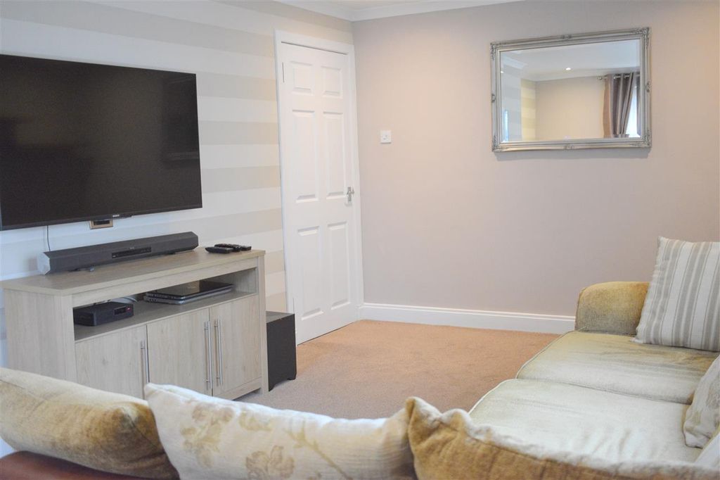 Property photo 3 of 17 Lounge