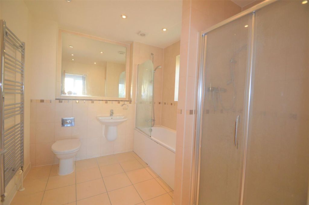 Property photo 3 of 14 Queen Mary Villas E18