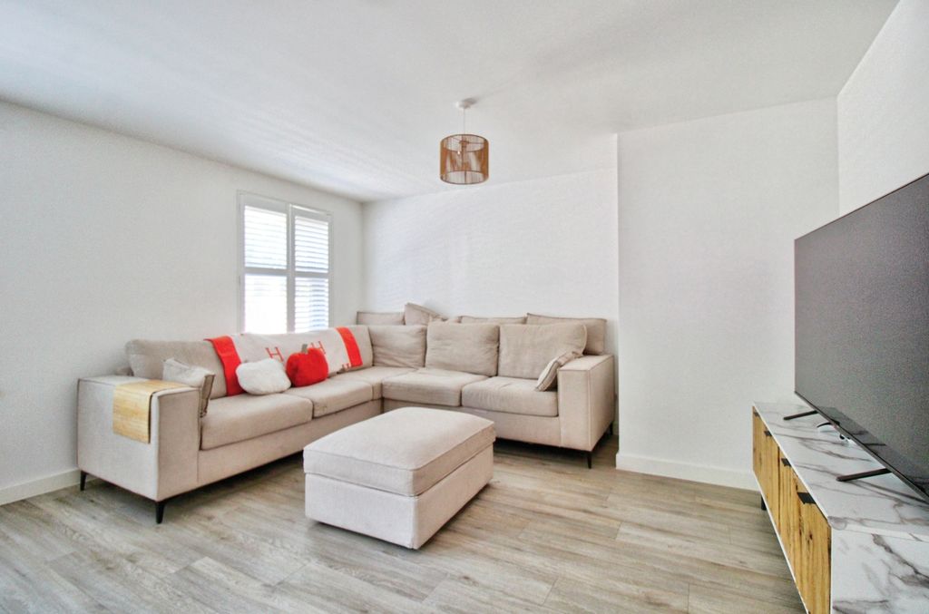 Property photo 2 of 14 4