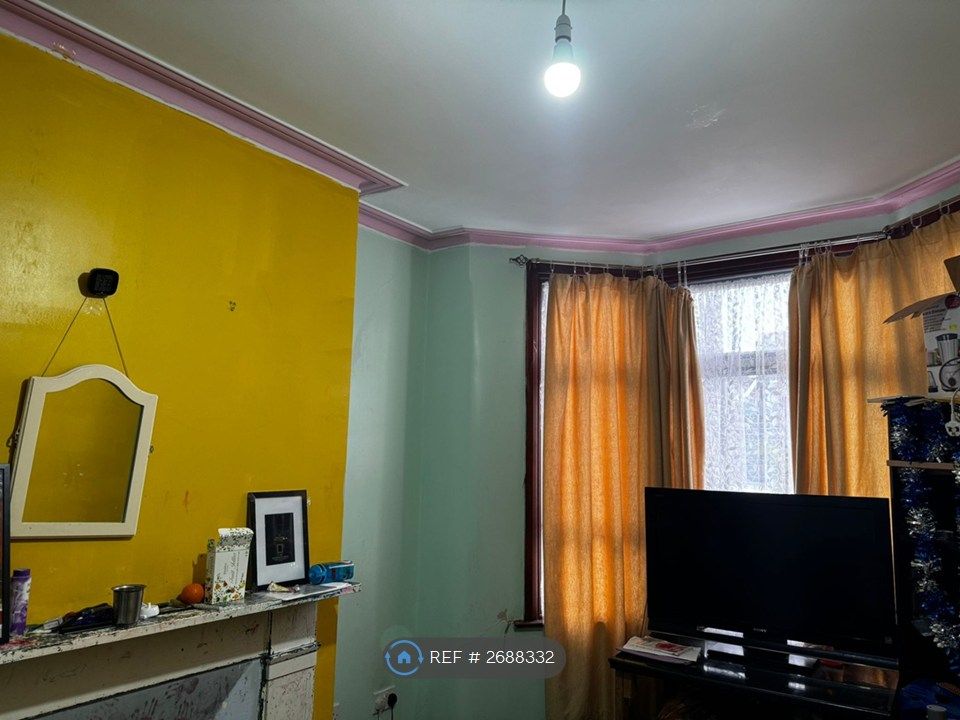 Property photo 3 of 7 Living/Dining Room