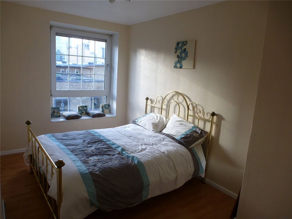 Property photo 2 of 6 Bedroom