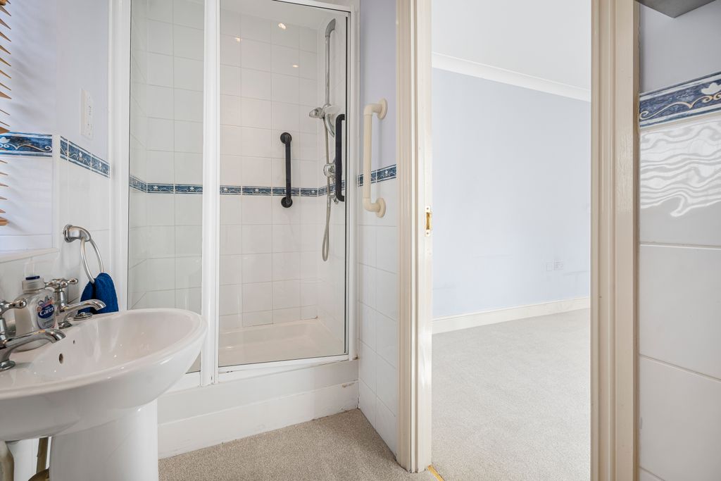 Property photo 3 of 15 En-Suite Shower Room