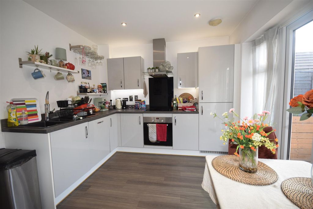 Property photo 2 of 10 Kitchen