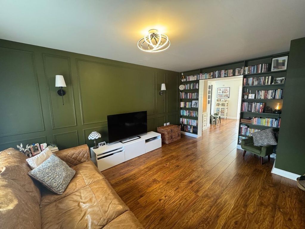 Property photo 2 of 16 Lounge