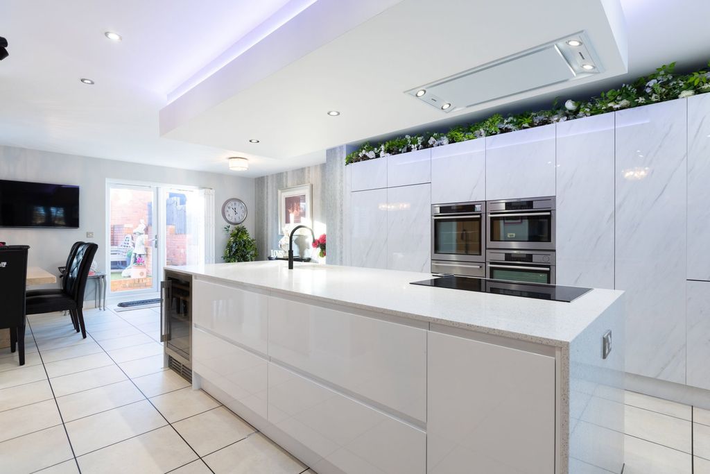 Property photo 2 of 27