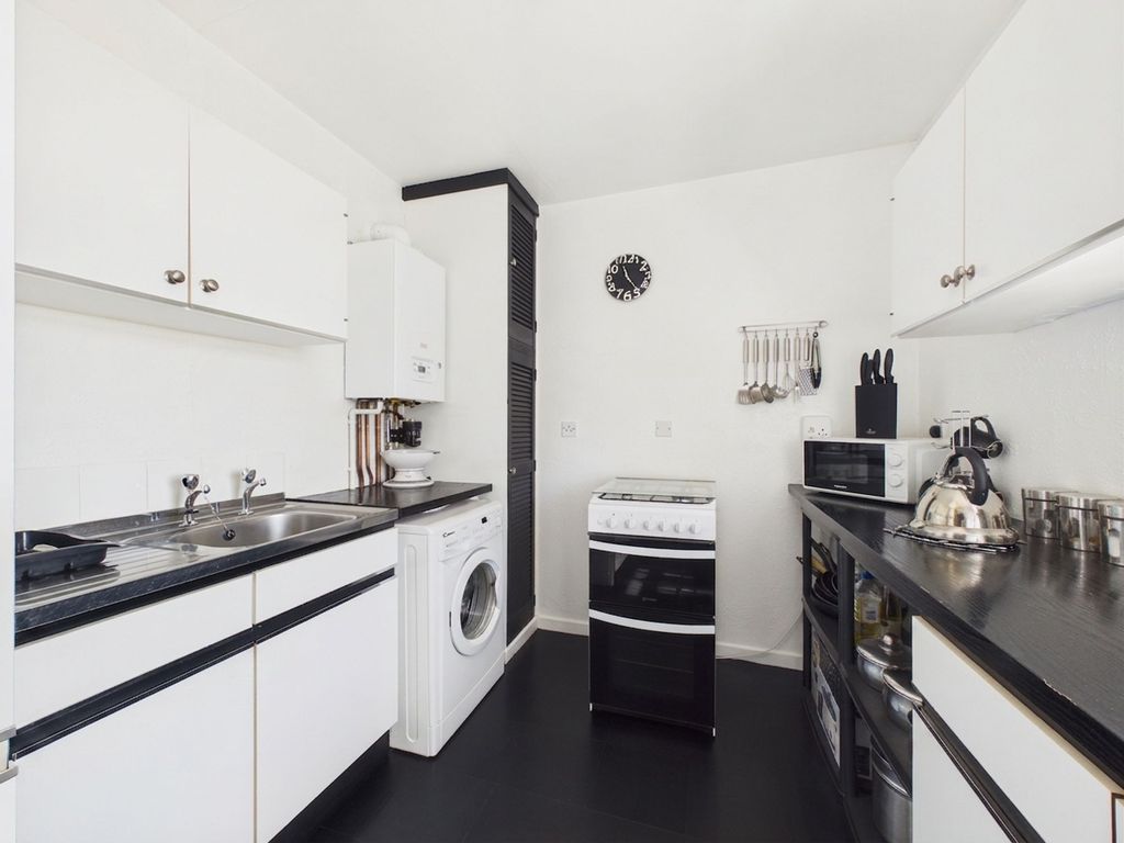 Property photo 3 of 17 Kitchen