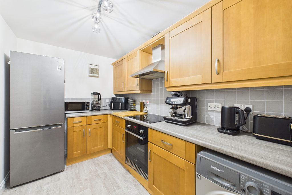 Property photo 3 of 11 Kitchen