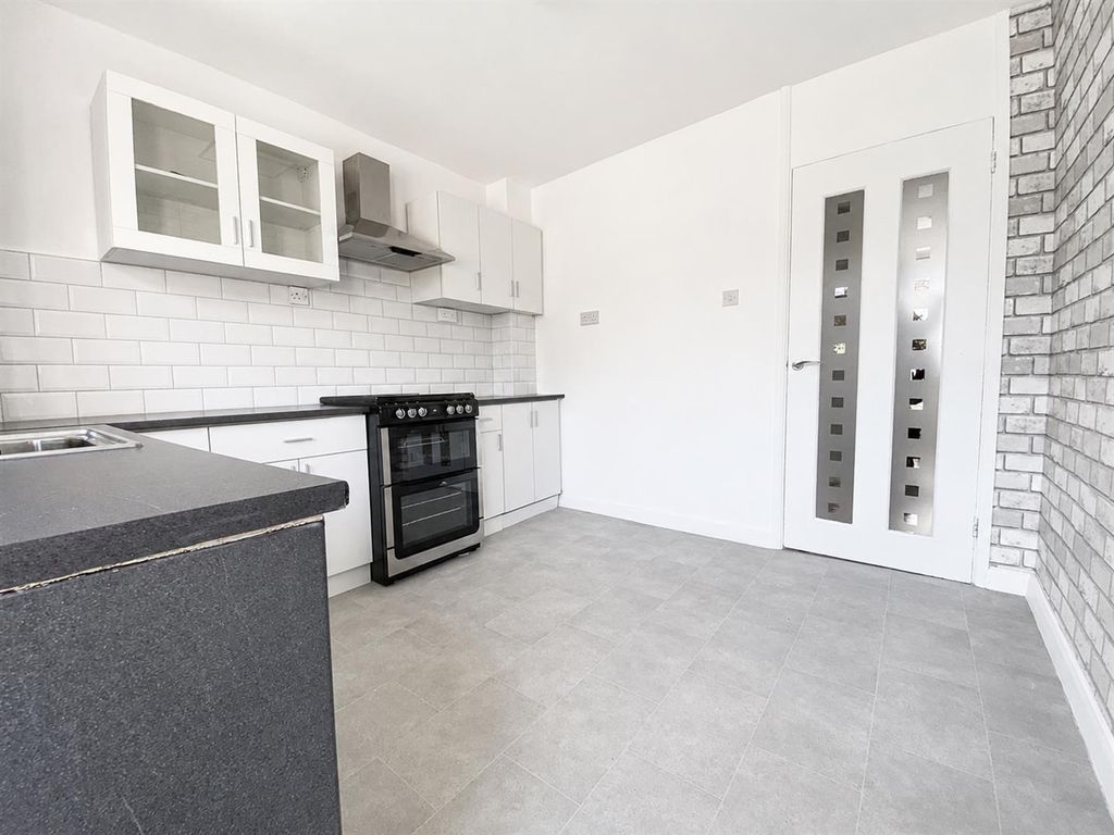 Property photo 3 of 10 Kitchen