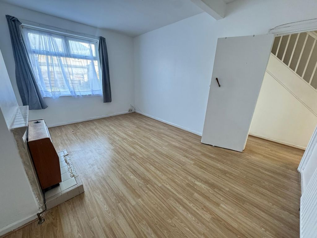 Property photo 1 of 10 3-Bedroom House For Rent Near Chadwell Heath