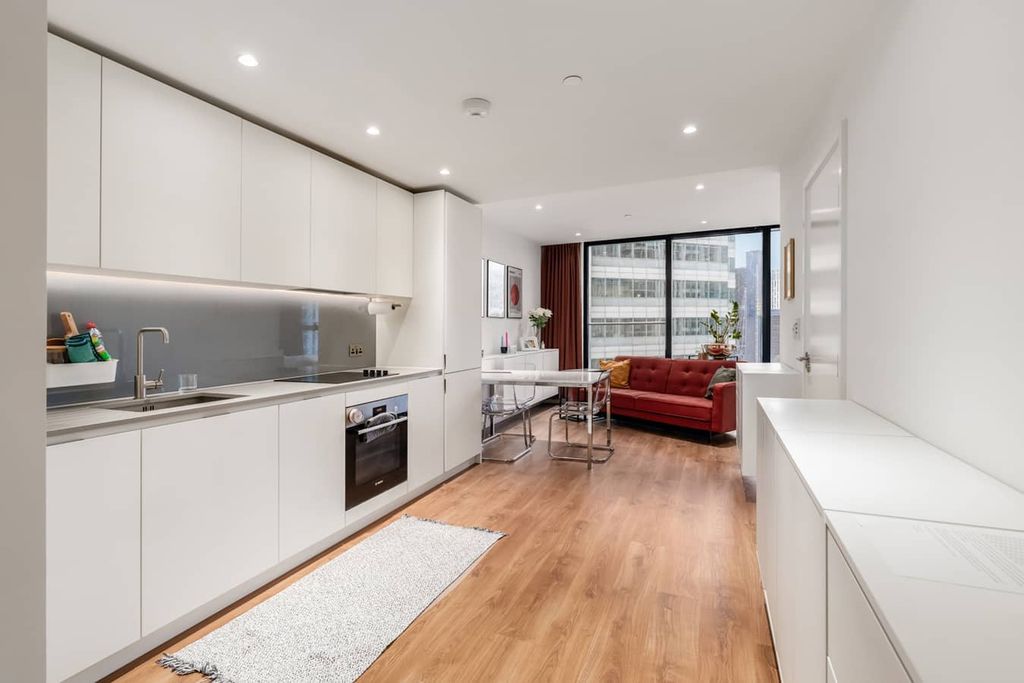 Property photo 1 of 18 803 Hampton Tower - Image 1