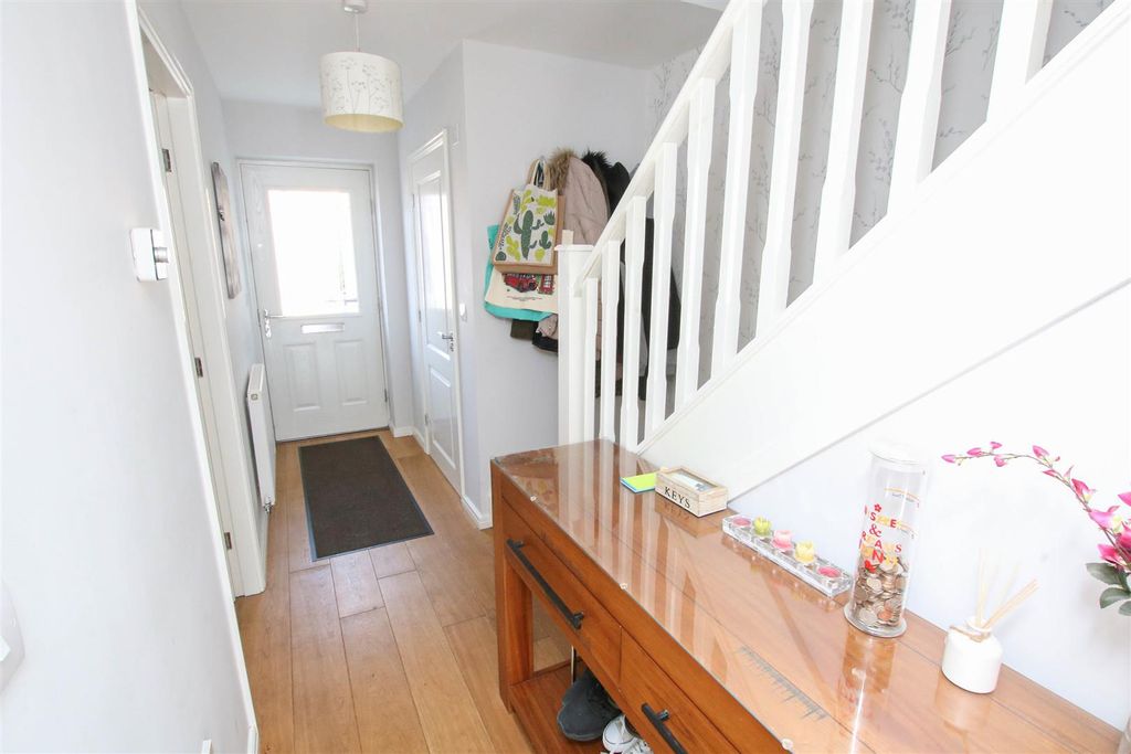 Property photo 2 of 17 Entrance Hall