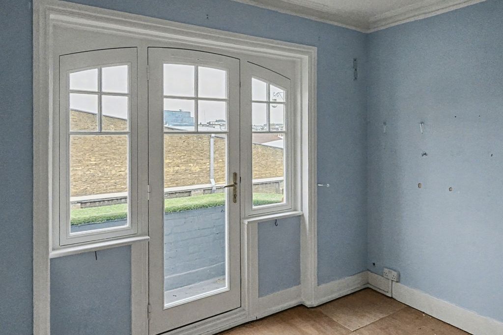 Property photo 3 of 11 19 Greyhound Mansions, Greyhound Road, Barons Court, London, W6 8Ny