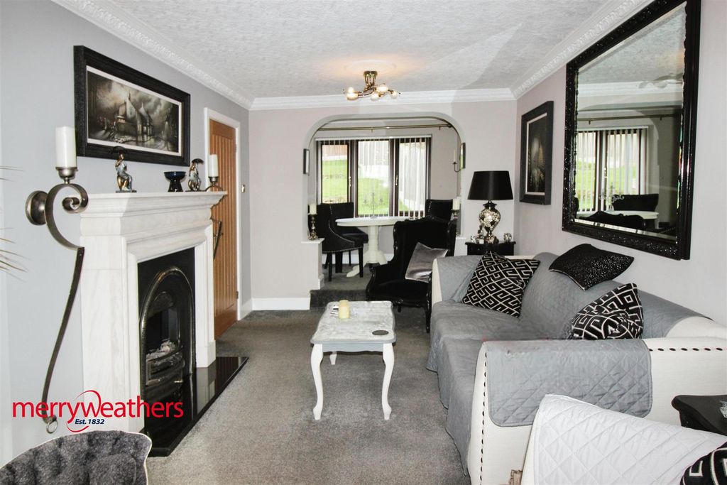 Property photo 3 of 20 Lounge