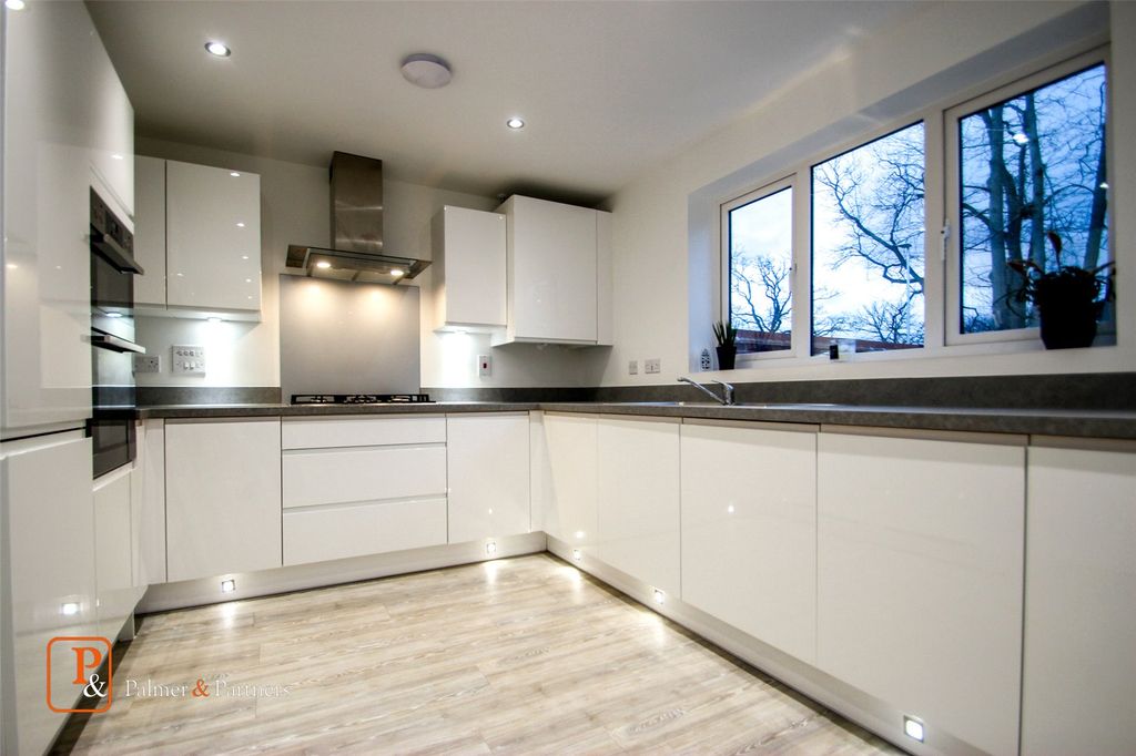 Property photo 2 of 18 Kitchen