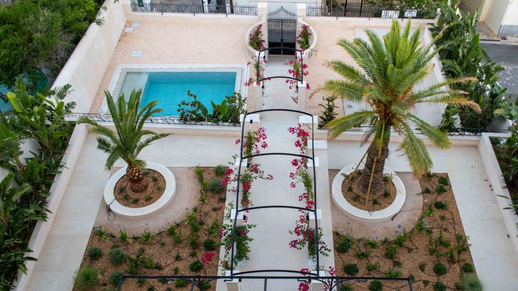 Property photo 3 of 18 81981 Small-4.Jpg