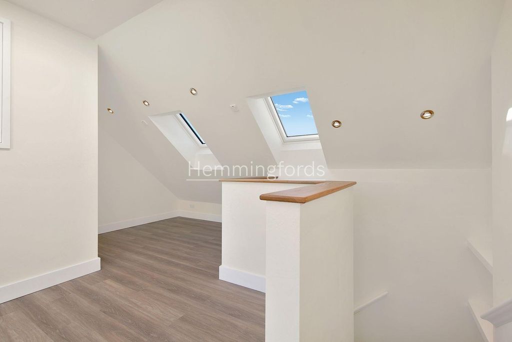 Property photo 3 of 15 Flat 9, 54 Gray's Inn Road - 0Lqckghxk0Elnircyjne.