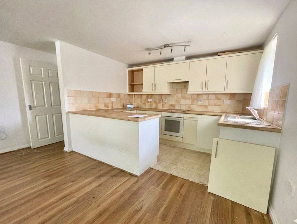Property photo 3 of 10 Lounge / Kitchen