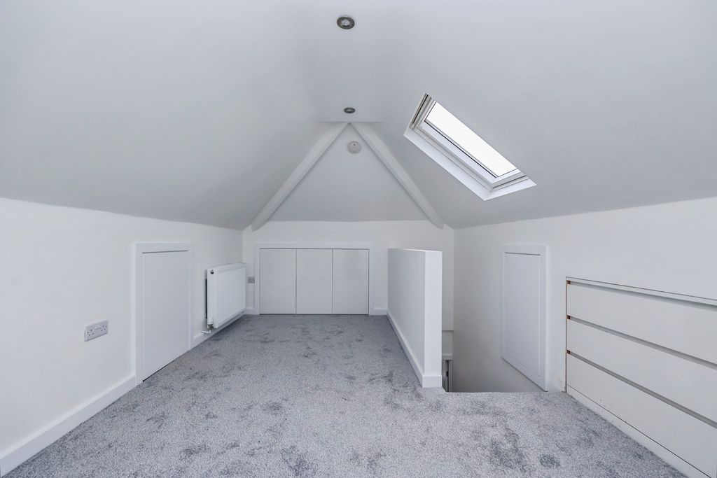 Property photo 3 of 17 Loft Room