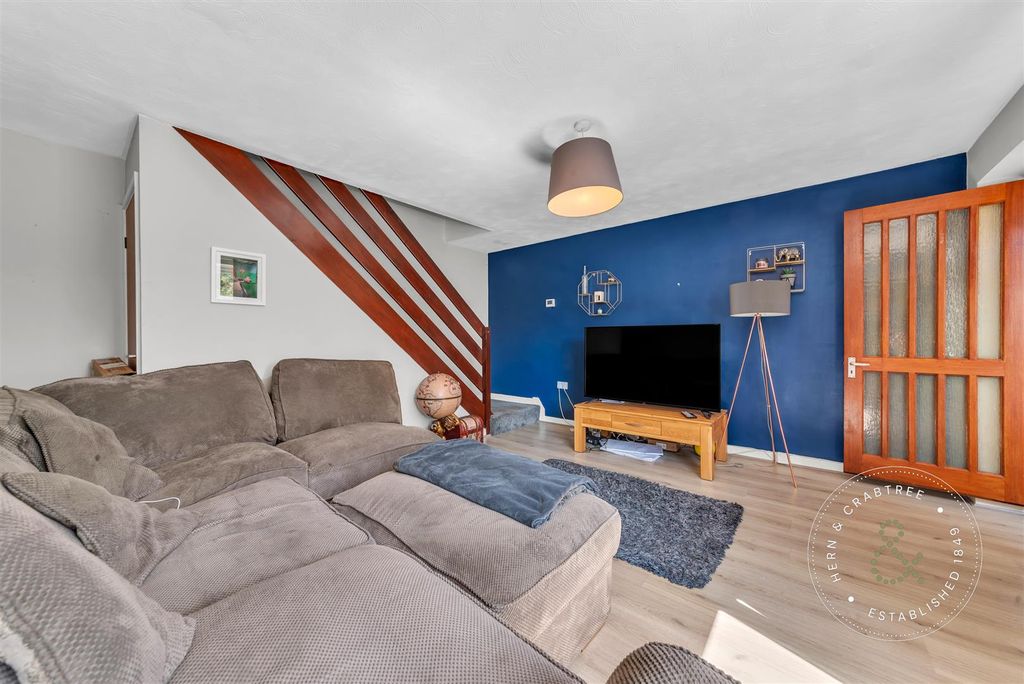 Property photo 2 of 18 Fairwood-Close-09.Jpg