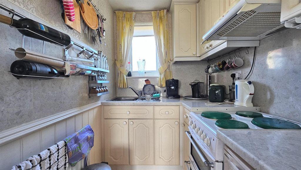 Property photo 3 of 6 Kitchen