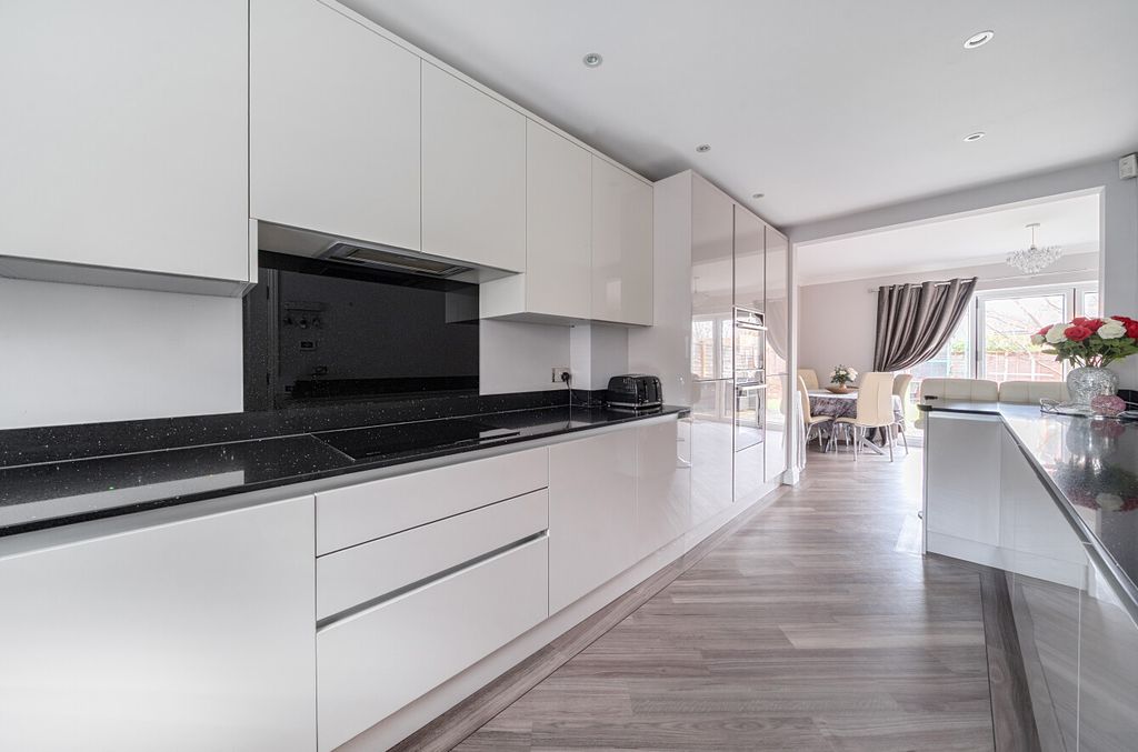 Property photo 2 of 27 1380880-18-691731...