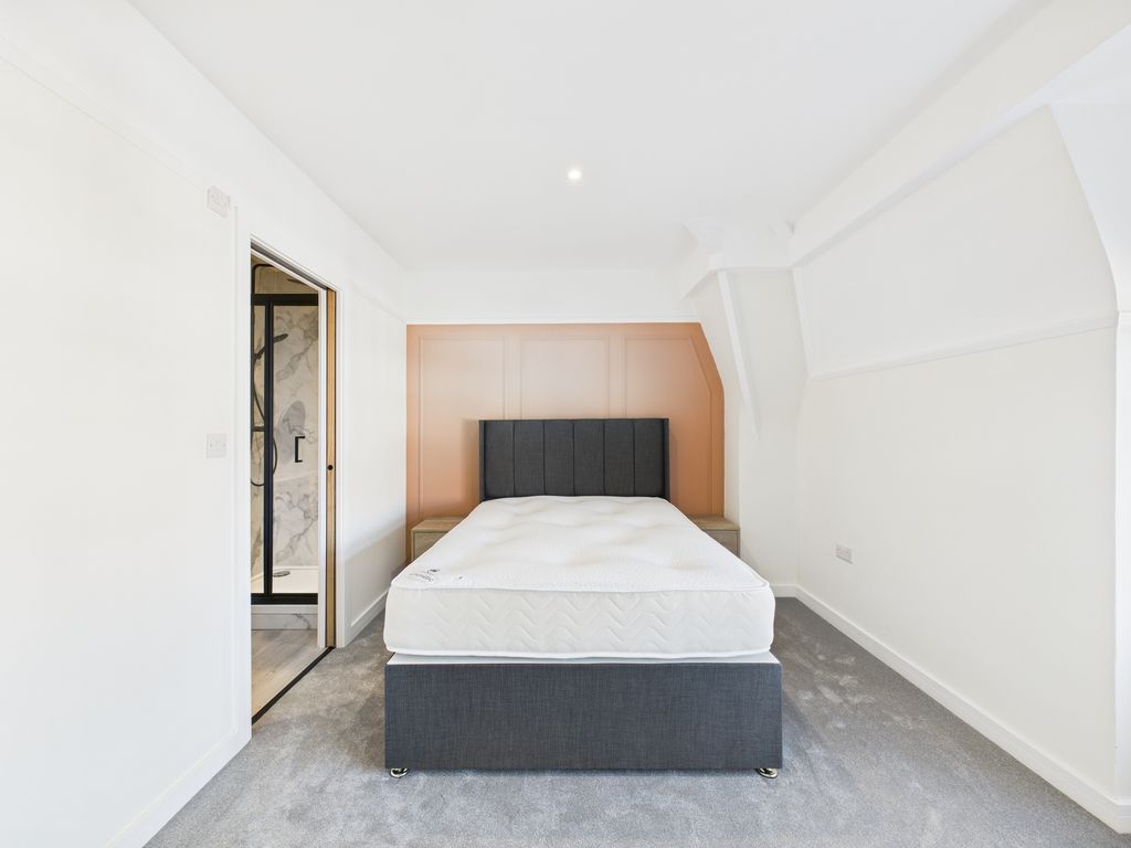 Property photo 3 of 10 Room 6 (3)