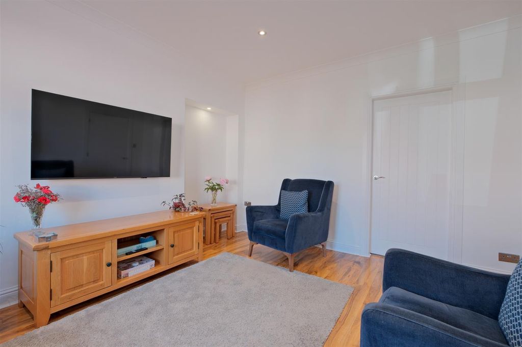 Property photo 3 of 27