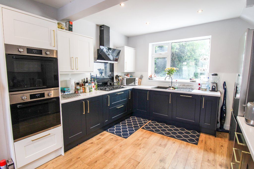 Property photo 3 of 19 Kitchen
