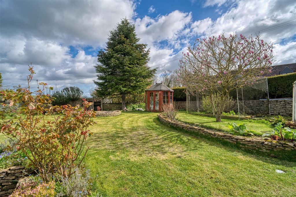 Property photo 3 of 12 Garden