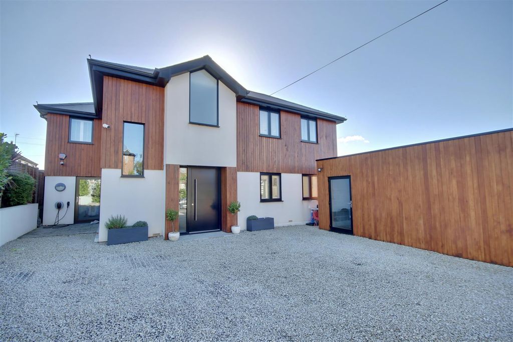 Property photo 1 of 41 B12De412-C607-48Ef-8D36-CC73Ca02CE7A_1_201_A.Jpeg