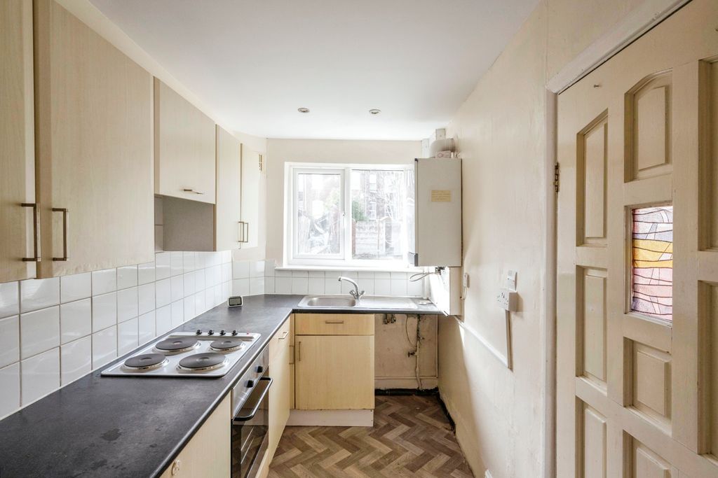 Property photo 3 of 17 Kitchen