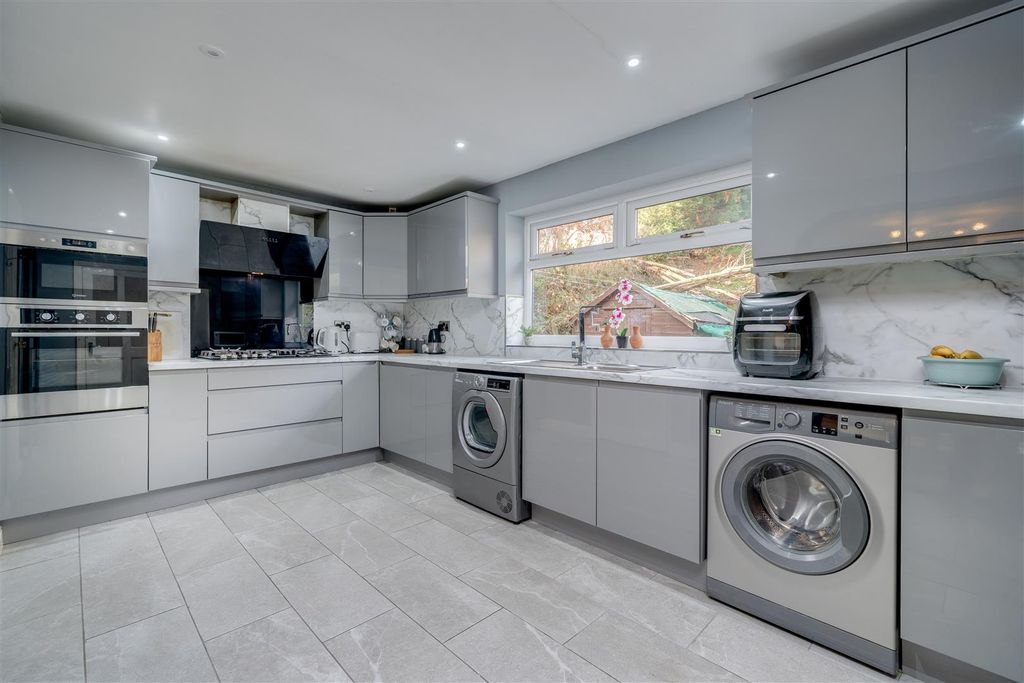 Property photo 2 of 24 23 Knaresborough Drive-15.Jpg