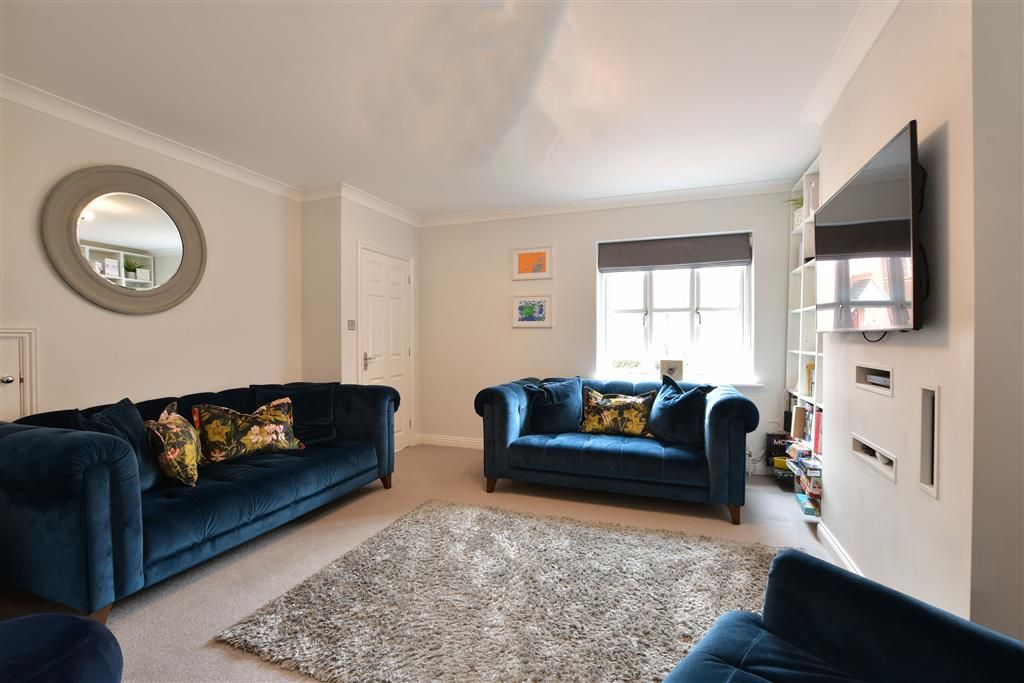 Property photo 3 of 13 Lounge