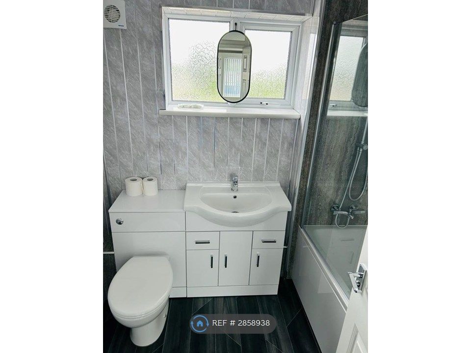 Property photo 3 of 9 Bathroom