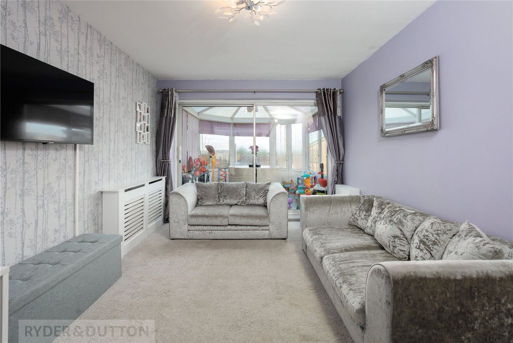 Property photo 3 of 18 Lounge