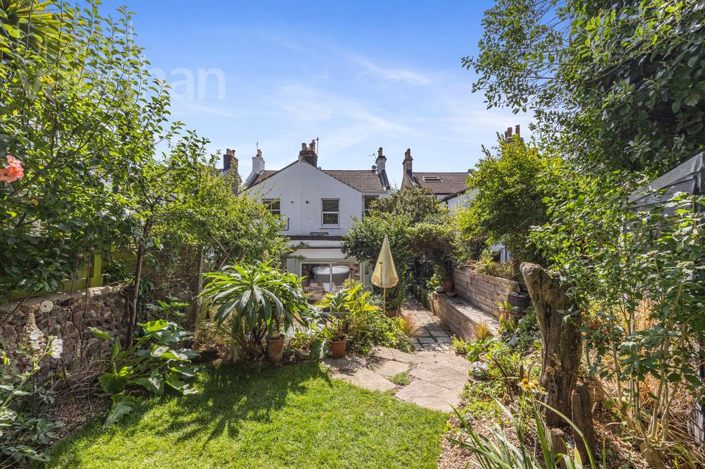 Property photo 2 of 28 Picture No. 24
