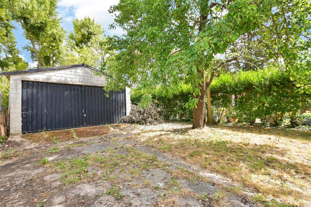 Property photo 3 of 13 Garage