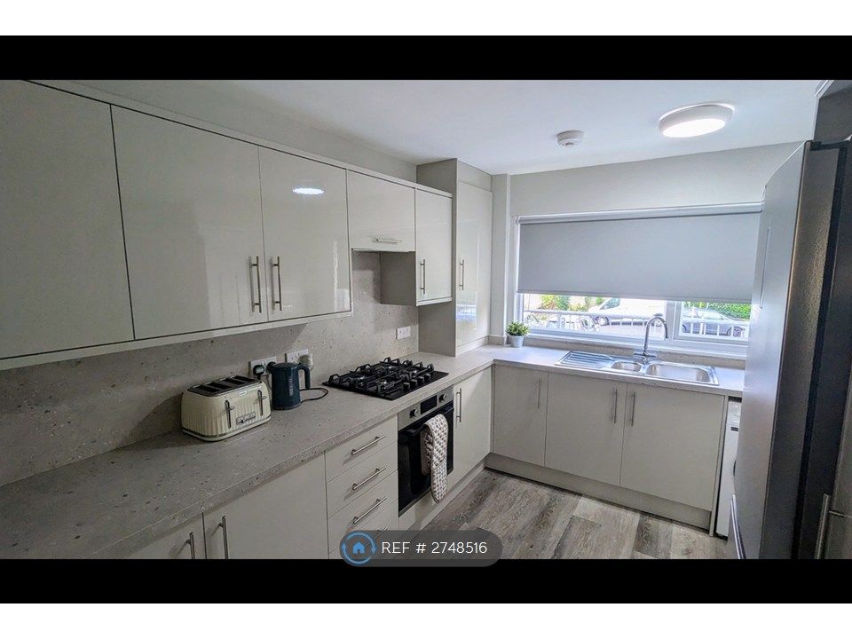 Property photo 3 of 9 Kitchen