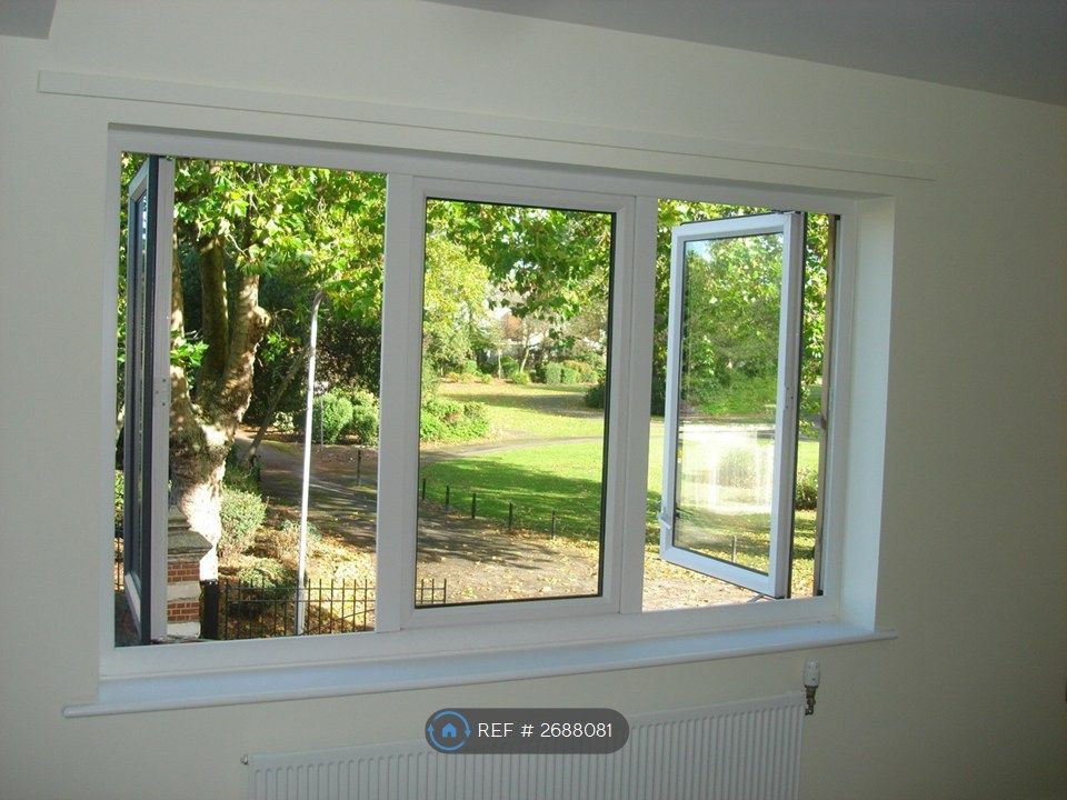 Property photo 1 of 17 Sitting Room Outside View