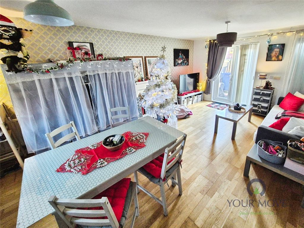 Property photo 3 of 9 Lounge