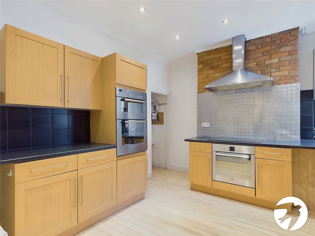 Property photo 3 of 11 Kitchen