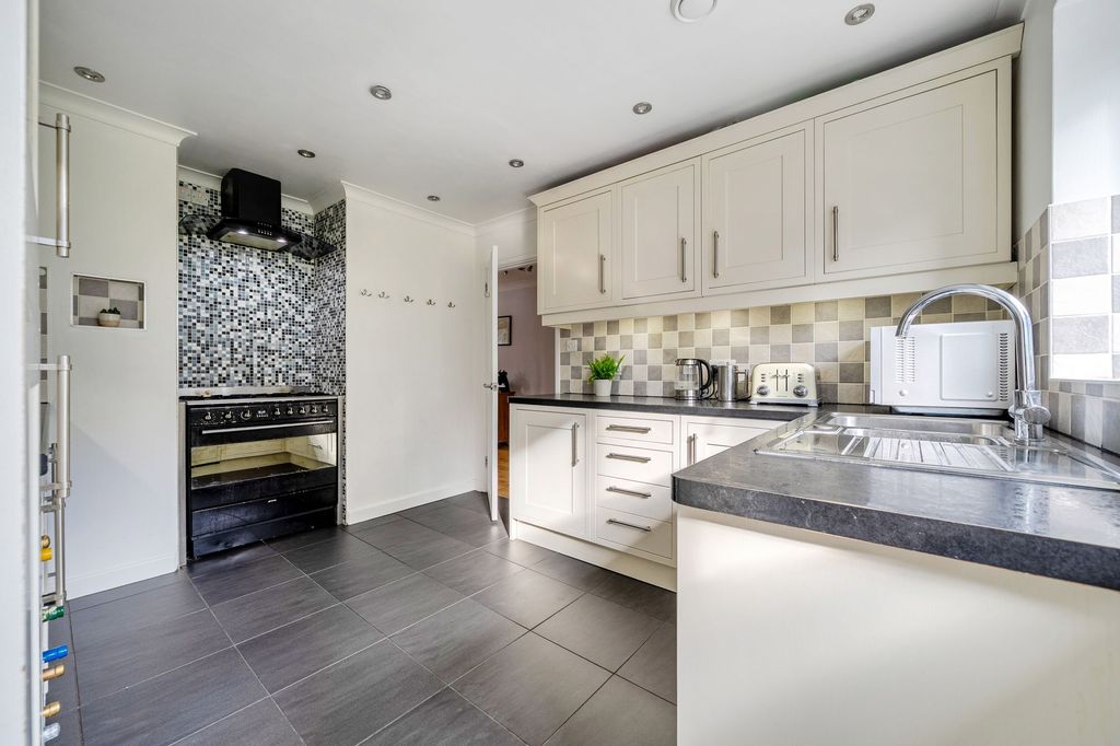 Property photo 2 of 23