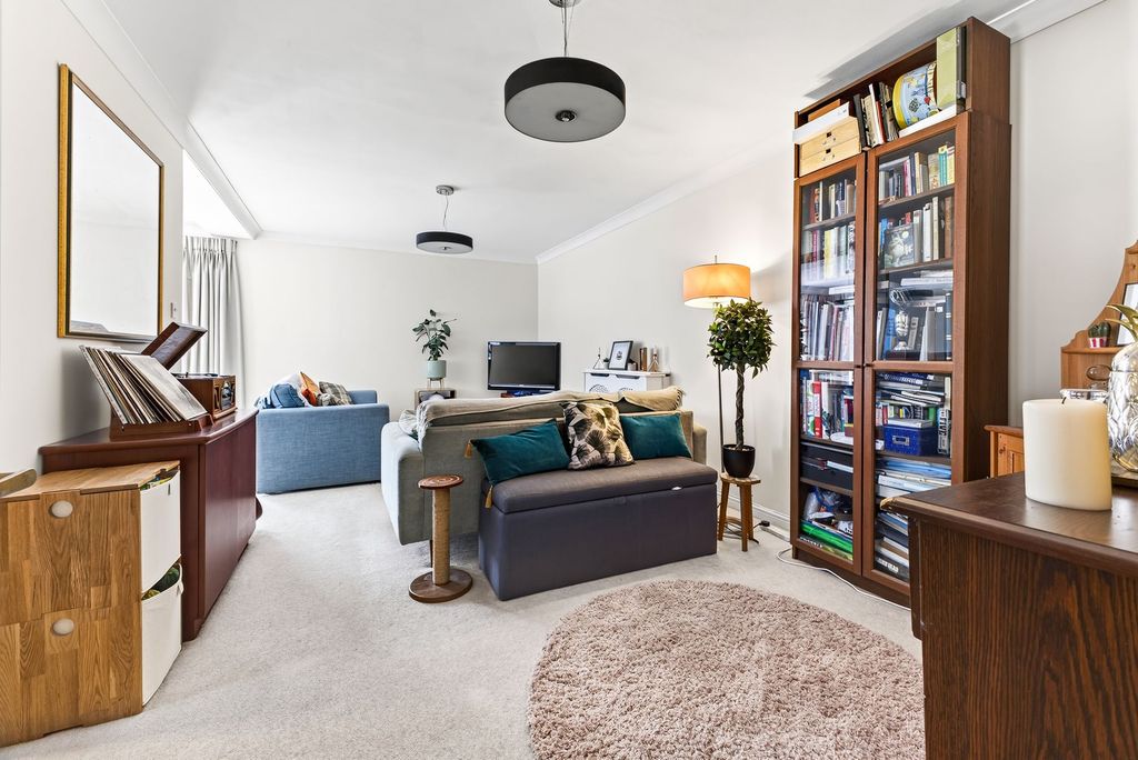 Property photo 1 of 18 Lounge