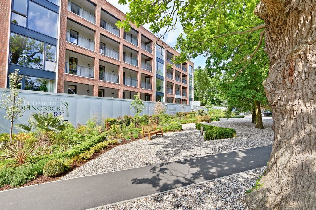 Property photo 1 of 14 Approach