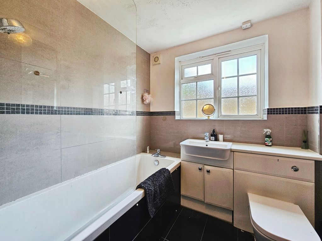 Property photo 2 of 8 Bathroom