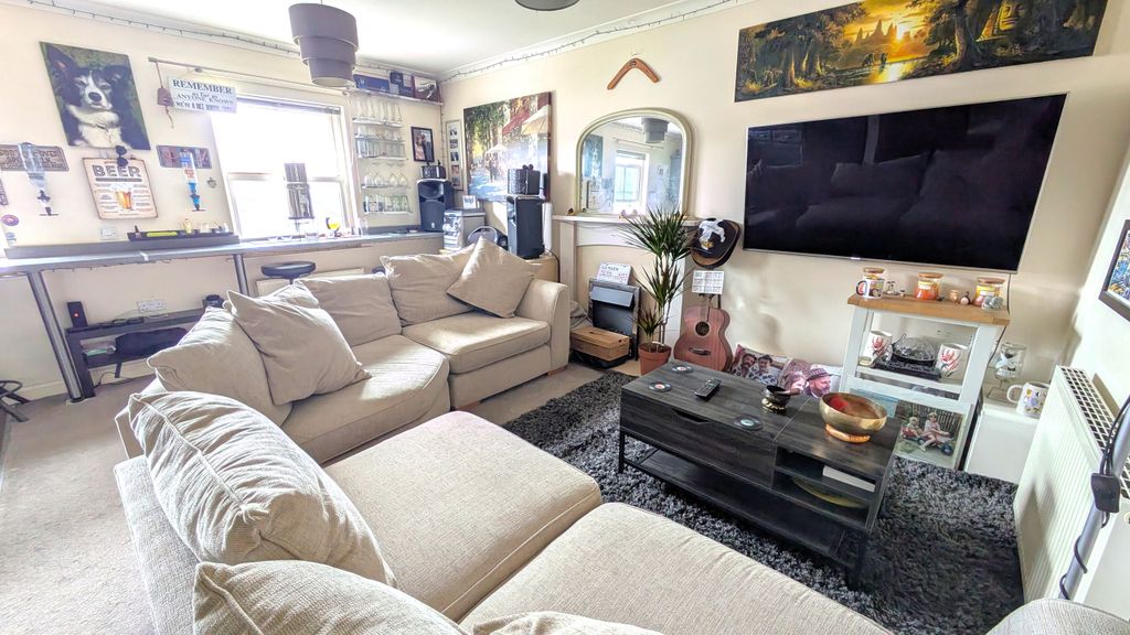 Property photo 3 of 18 Lounge