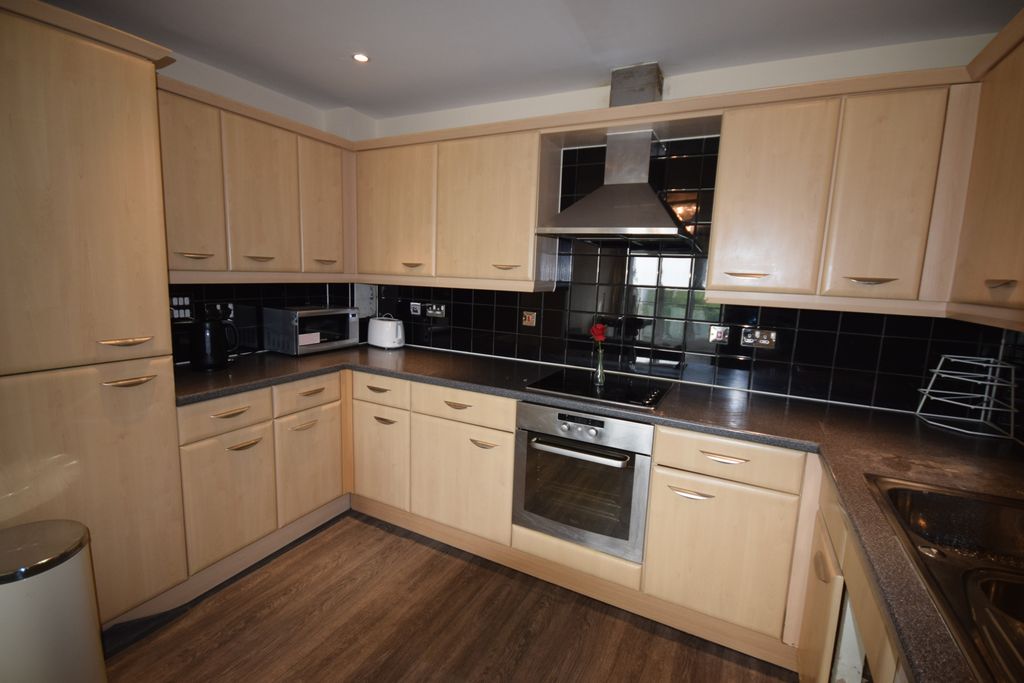 Property photo 3 of 10 Kitchen