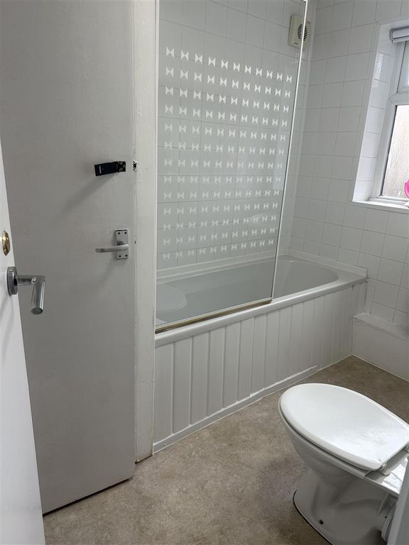 Property photo 2 of 8 Bath 1.Jpg