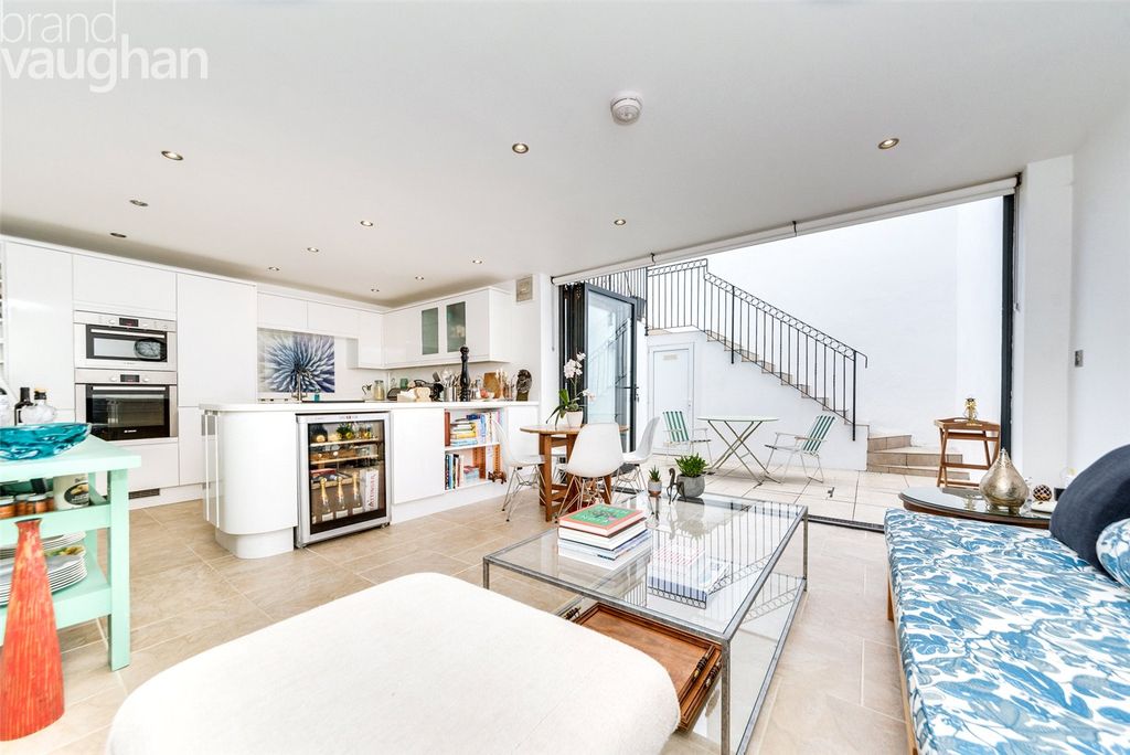 Property photo 1 of 12 Living/ Dining Room