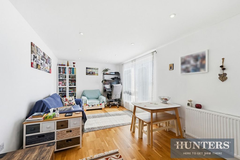 Property photo 2 of 15 London Road,154A,-18-2.Jpg